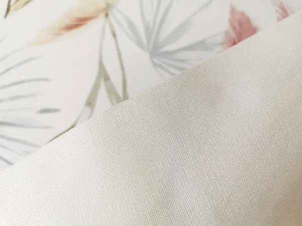 fata de masa impermeabila cu flori pastel