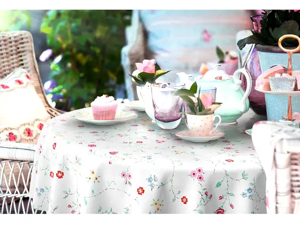 fata de masa impermeabila cu floricele