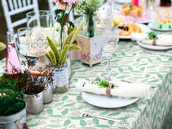 fata de masa impermeabila dcfix cu frunzulite verde pastel