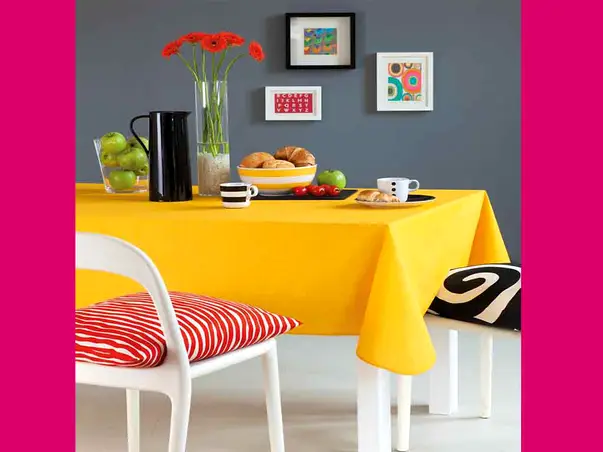 fata de masa impermeabila galbena collin