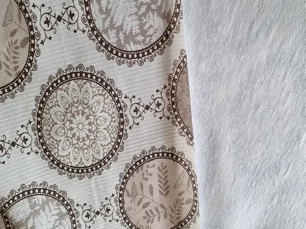 fata de masa in stil vintage