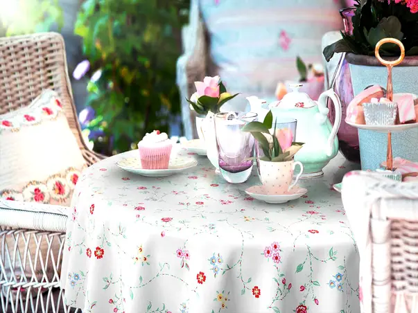 fata de masa rotunda impermeabila alba cu flori bella