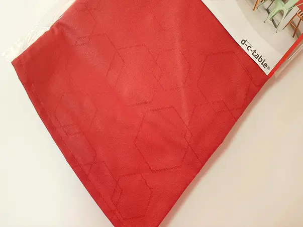 fata de masa rotunda rosie