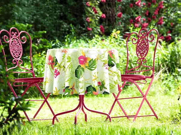 fata de masa verde cu flori