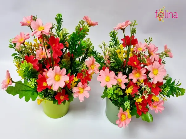 flori artifciale roz in vase mici verzi