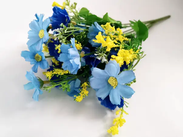 flori artificiale albastre