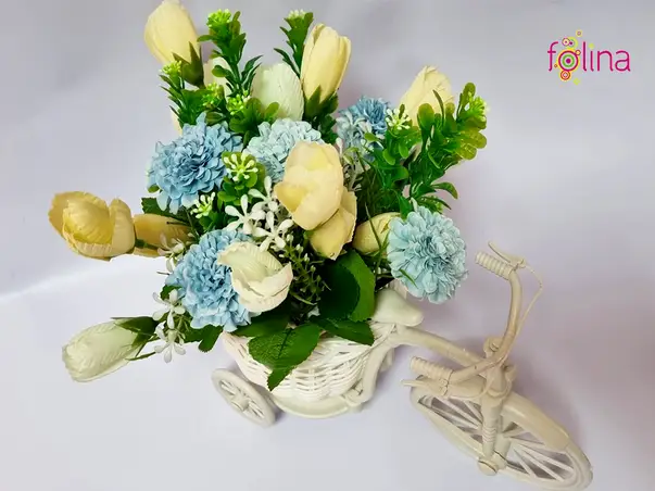 flori artificiale crem si bleu in bicicleta decorativa alba