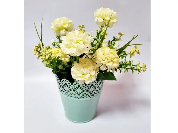 flori artificiale garofite crem in vas metalic bleu