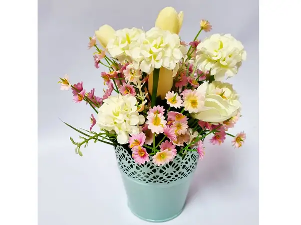 flori artificiale garofite crem si plante roz in vas metalic bleu