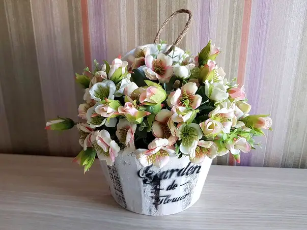 flori artificiale in ghiveci pentru perete