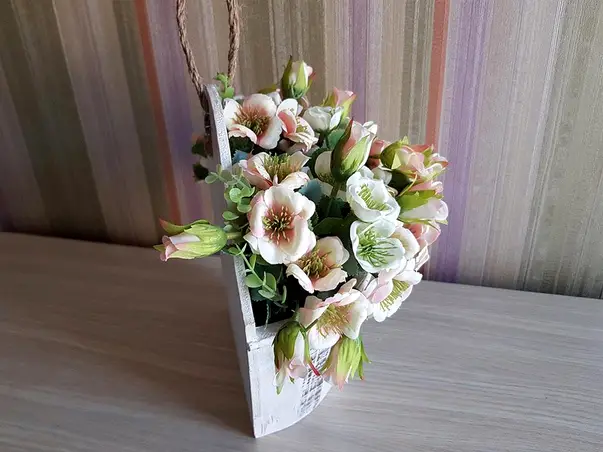 flori artificiale in jardiniera din lemn alb