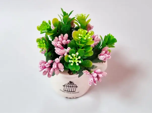 flori artificiale in vas ceramic alb