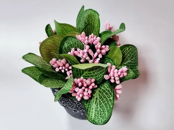 flori artificiale in vas ceramic gri