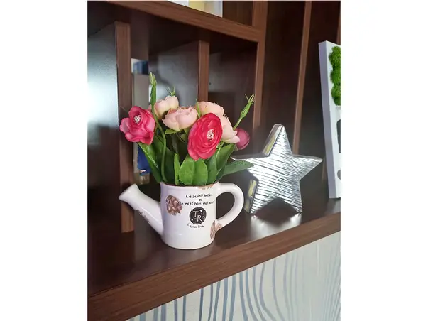 flori artificiale in vas ceramic in forma de stropitoare