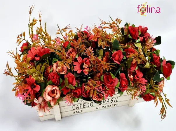 flori artificiale rosii in cutie din lemn alb