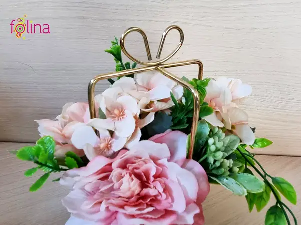 flori artificiale roz in vas ceramic alb