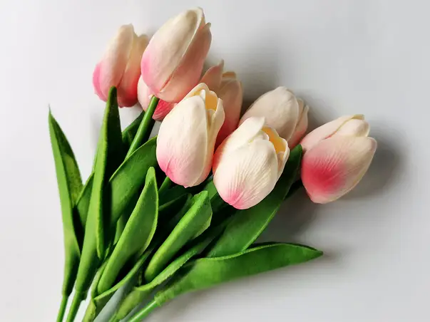 flori artificiale roz pal lalele