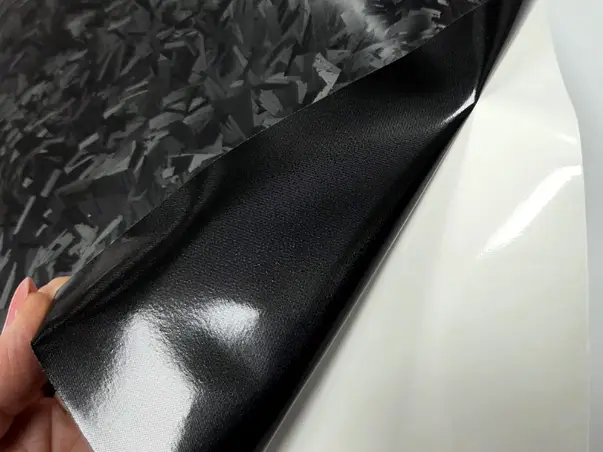folie auto neagra textura carbon forjat