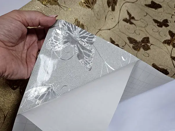 folie autocolanta bej cu sclipici si fluturi aurii