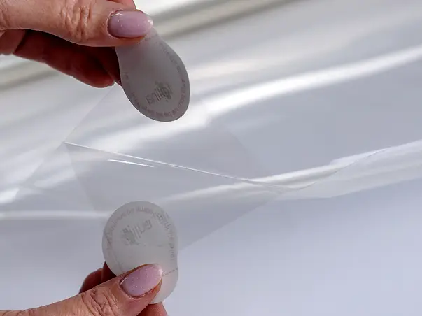 folie de protectie autoadeziva pentru perete bucatarie transparenta rezistenta lucios s01