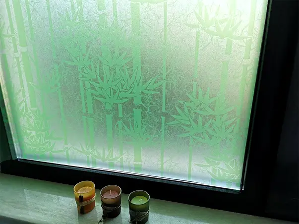 folie geam autoadeziva bambus verde folina imprimeu crengi de bambus 90 cm