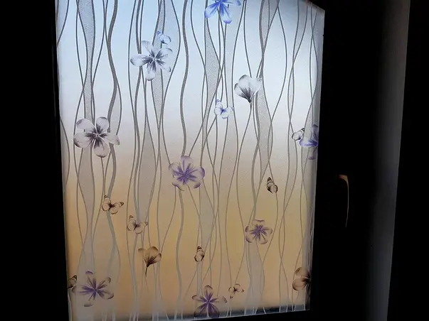 folie geam autoadeziva dungi si flori