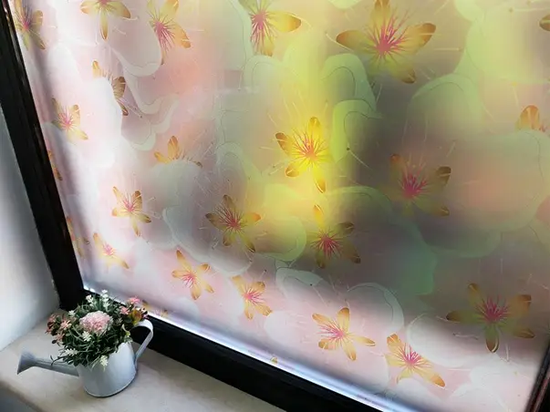 folie geam autoadeziva folina model floral roz 100 cm latime