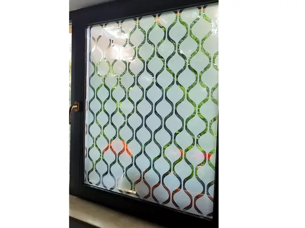 folie geam autoadeziva folina transparenta cu model geometric alb