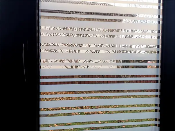 folie geam autoadeziva transparenta cu dungi albe 120 cm latime