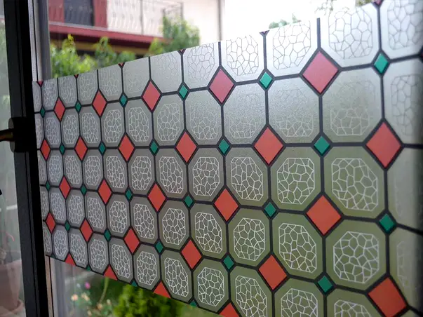 folie geam autoadeziva vitraliu romburi rosii