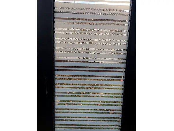 folie geam cu dungi albe