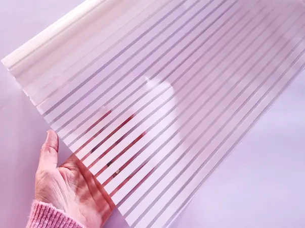 folie geam cu dungi albe folina