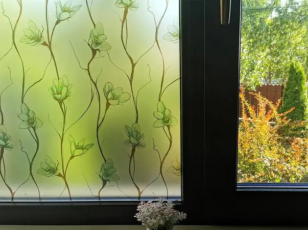 folie geam cu efect de sablare model floral verde folina