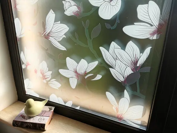 folie geam cu model floral credenza bej