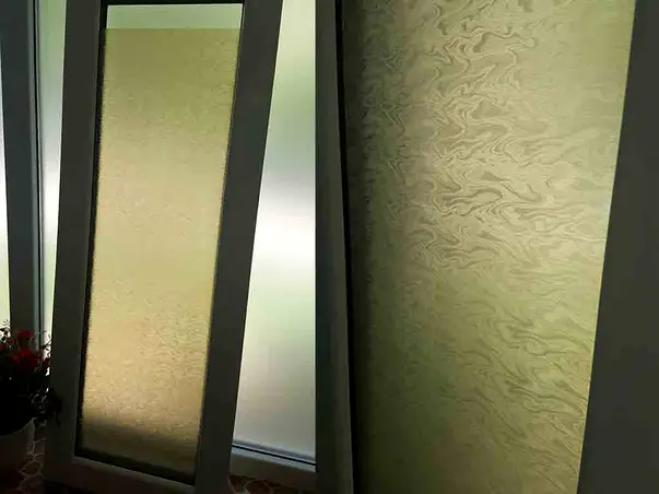 folie geam decorativa autoadeziva fumurie bej