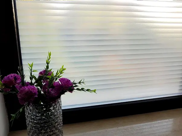folie geam decorativa jaluzele albe
