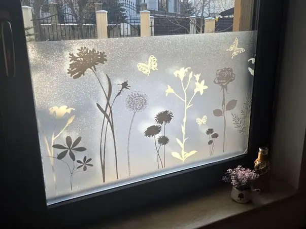 folie geam fara adeziv bordura decorativa cu flori gri
