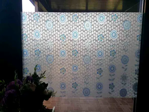 folie geam flori albastre