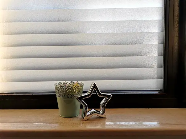 folie geam imitatie jaluzele albe