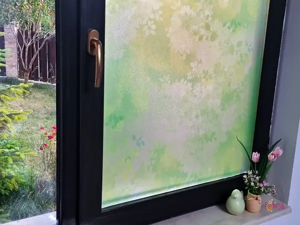 folie geam intimitate sablare verde cu model crengi