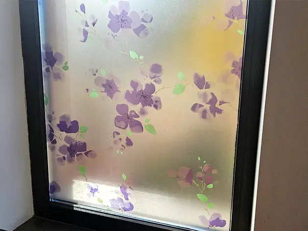 folie geam mat cu model flori mov