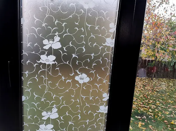 folie geam sablare cu model floral alb folina