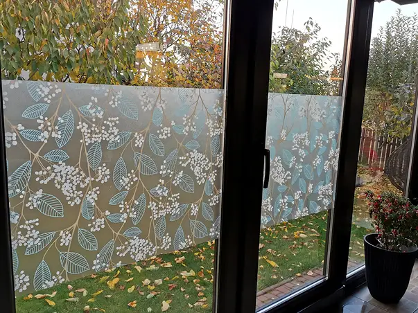 folie geam sablare cu model frunze muguri