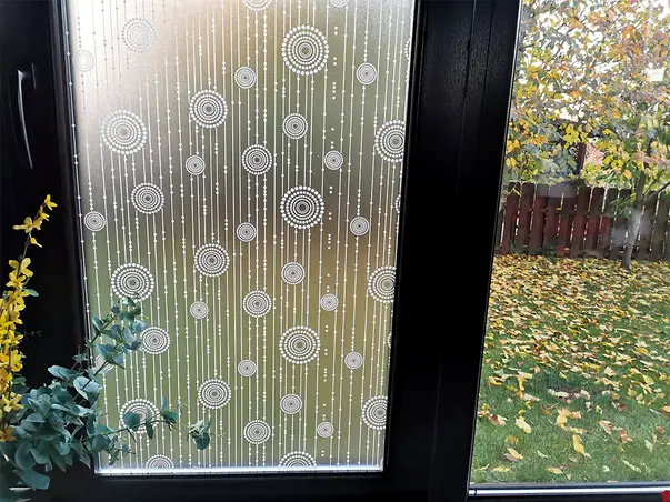 folie geam sablare cu model geometric alb folina