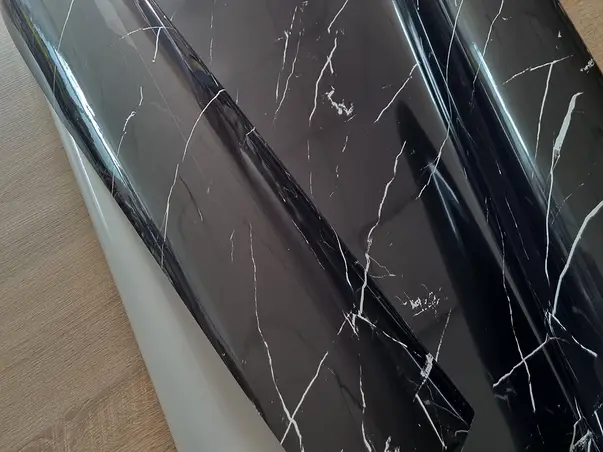 folie imitatie marmura neagra pentru blat