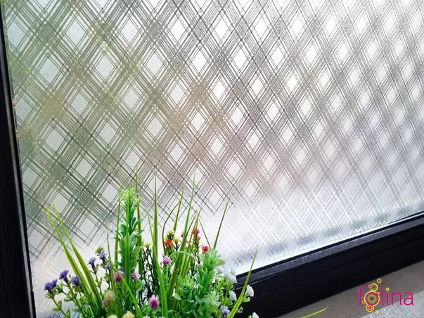 folie sablare autoadeziva cu model romburi stilizate