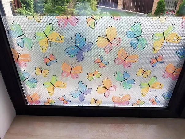 folie sablare electrostatica cu model fluturi colorati