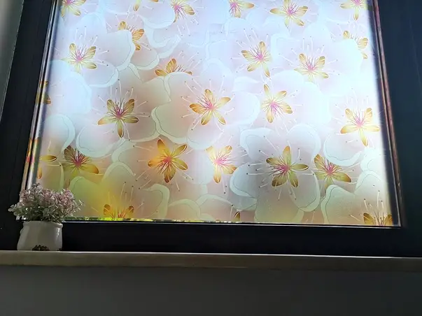 folie sablare geam cu model floral roz