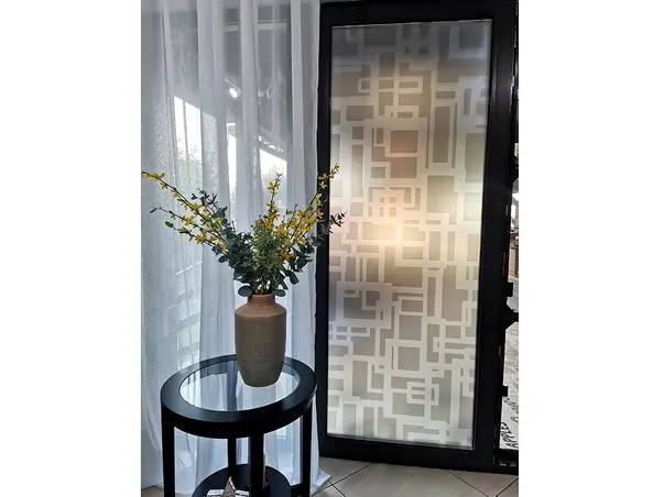 folie sablare geam cu model geometric gri