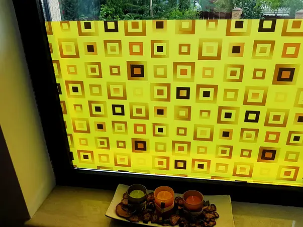 folie sablare geam galbena cu model geometric